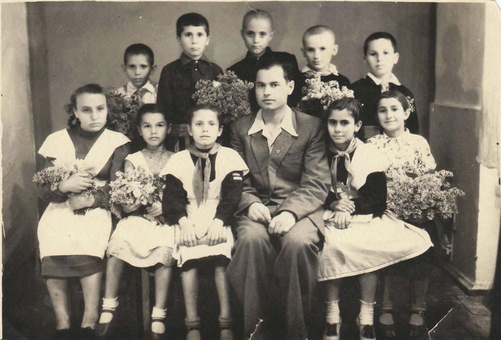 Coreţchii Savva Alexandrovici cu elevii sai (probabil la şcoala nr.4 din Reni)